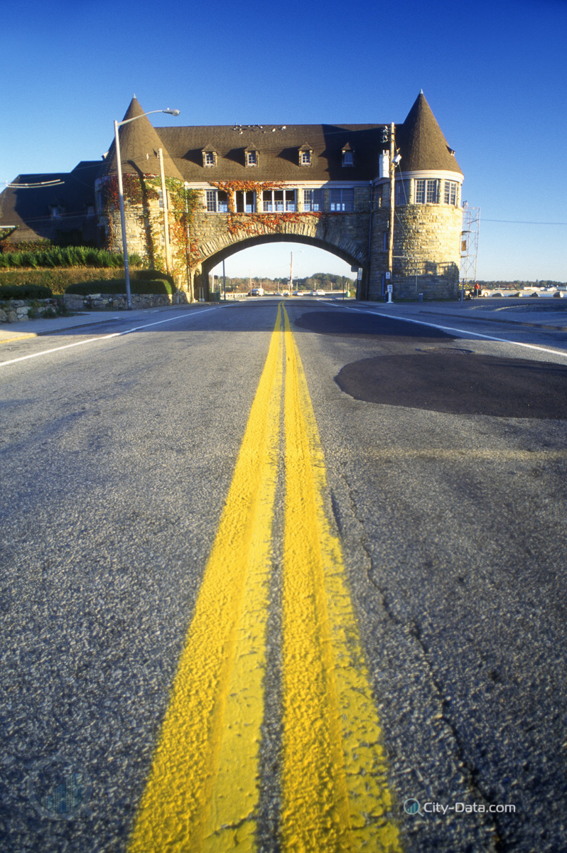 Road leading to narragansett pier on scenic route 1s