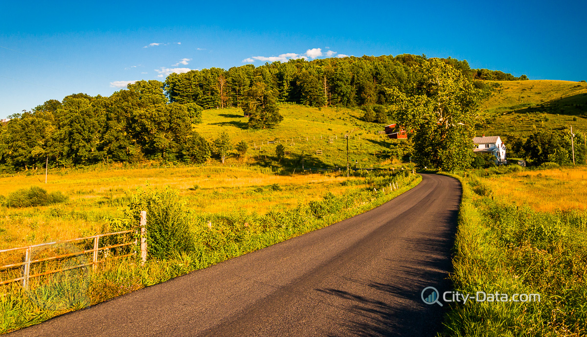 Country road in the rural shenandoah valley of virginia