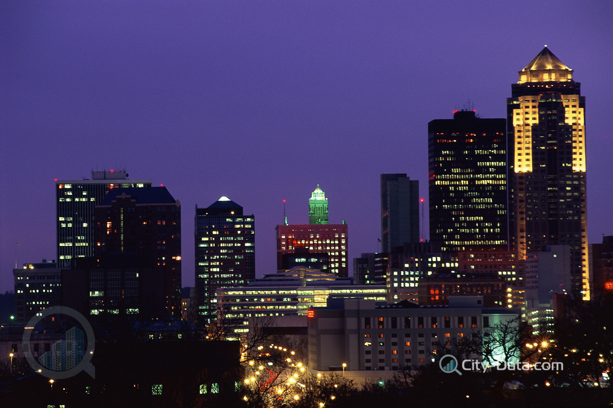Des moines skyline at night